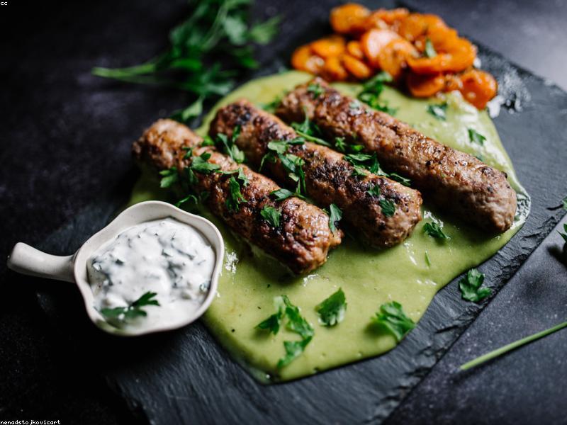 Meló, salmó fumat, alvocat, llagostins i bisque de gambes