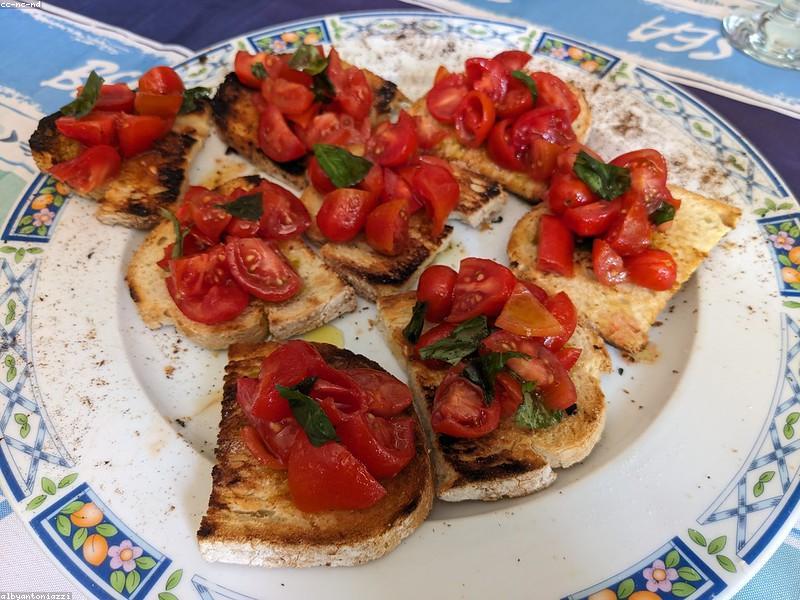 Sobrassada, brie, ceba confitada i mel